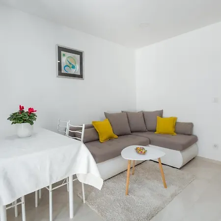 Alex Deluxe On Poreč